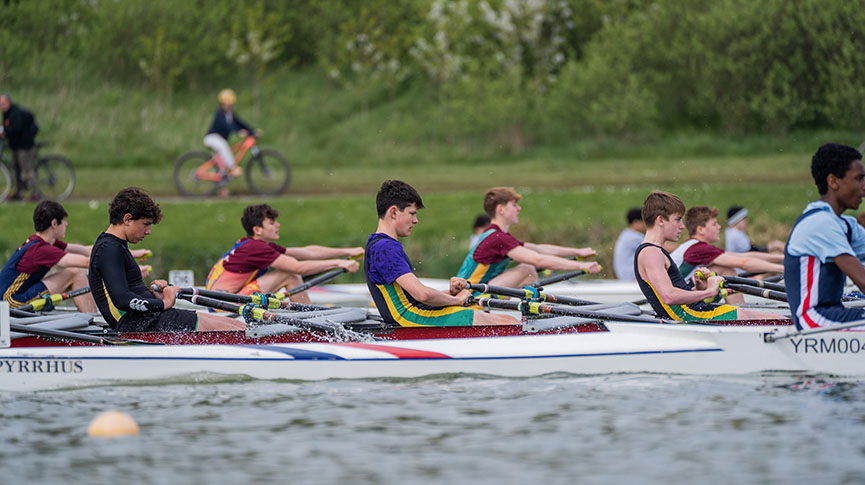 Competitiors line up to race at JIRR 2023