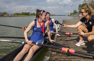 2 women in double scull