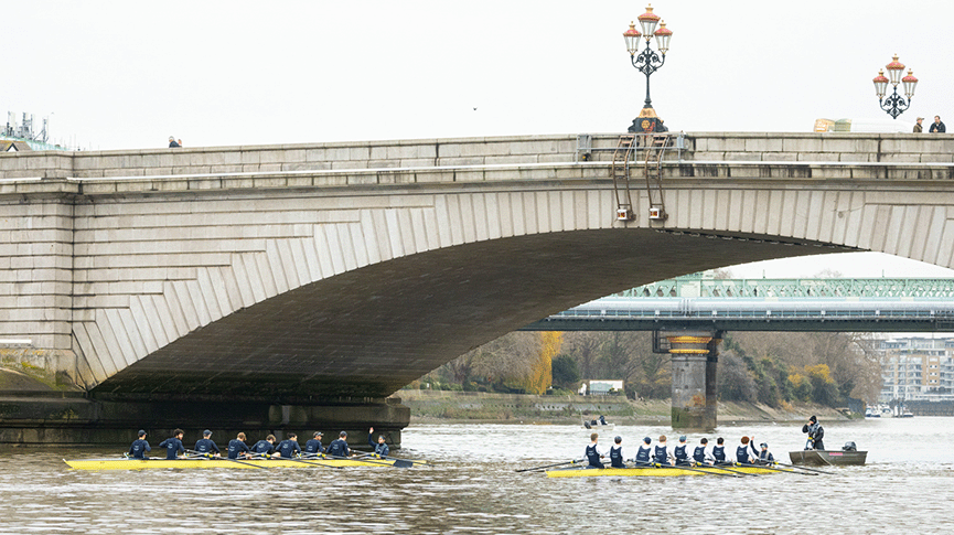 2 Oxford Men's crews at Putney Bridge for start of Trials Race-Dec2023