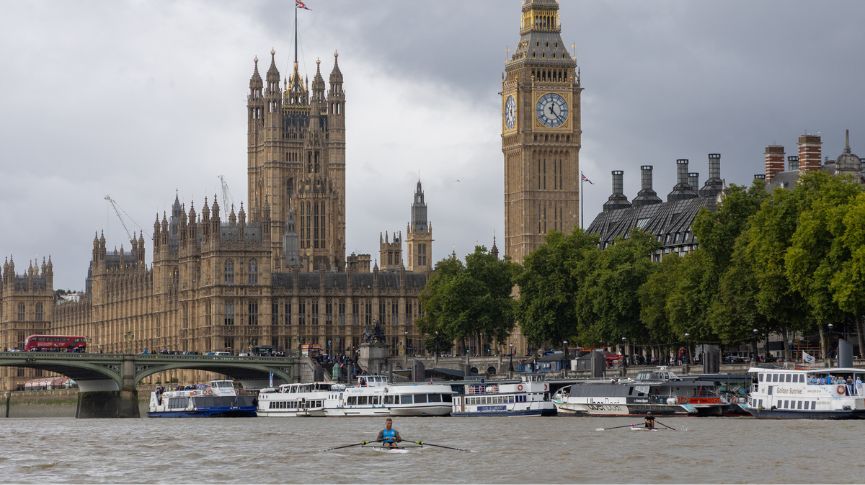 Doggetts racers passing houses of parliament