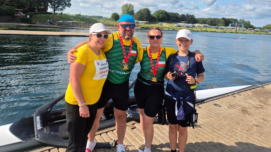 The victorious Swindon RC double with two others on the pontoon